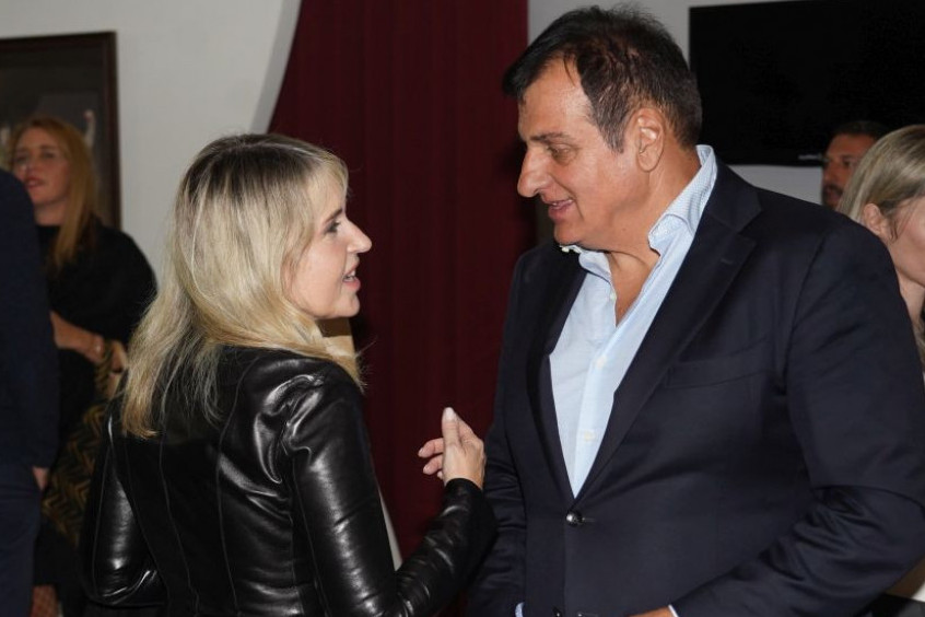 Nisu pazili samo minut i kamera je sve zabeležila: Evo kakav odnos sa suprugom zaista ima Anica Dobra Nisu pazili samo minut i kamera je sve zabeležila: Evo kakav odnos sa suprugom zaista ima Anica Dobra