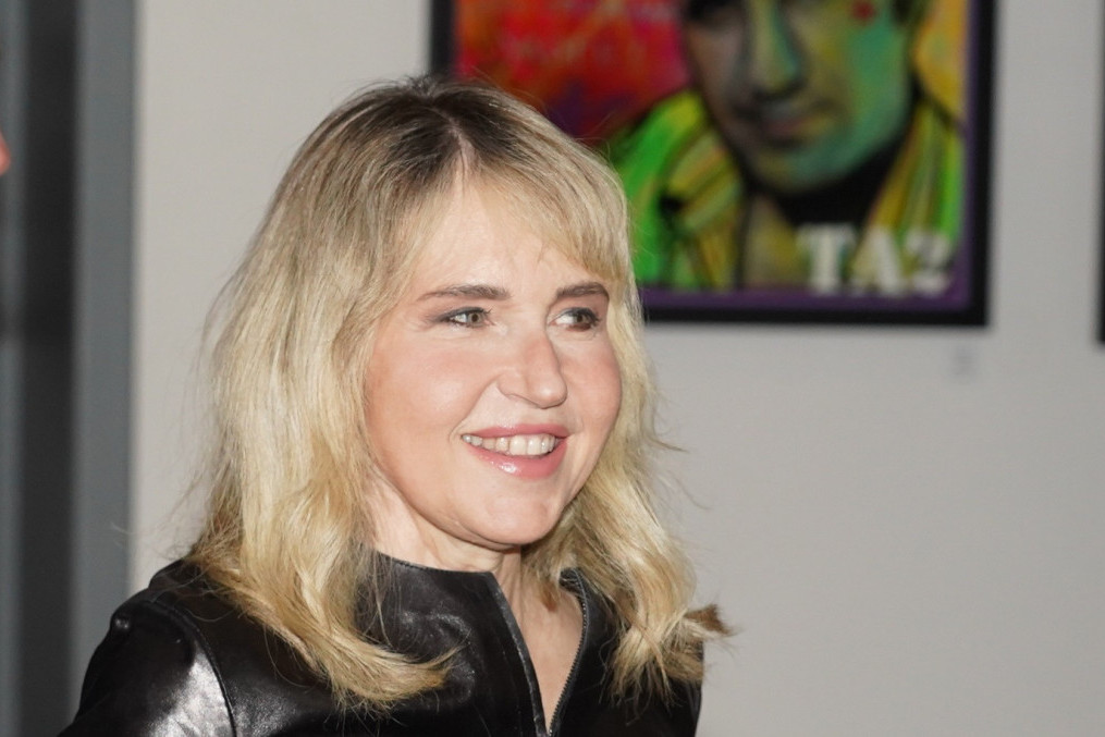 Ovde sa suprugom i ćerkom živi ćerka Anice Dobre: Lusteri i ogledalo rađeni su po specijalnoj porudžbini (FOTO) Ovde sa suprugom i ćerkom živi ćerka Anice Dobre: Lusteri i ogledalo rađeni su po specijalnoj porudžbini (FOTO)