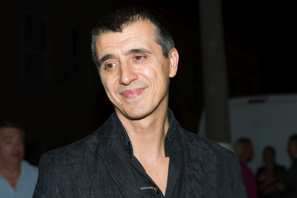 U domu Marka Bulata proslavlja se Mitrovdan: Pevač mesi slavski kolač U domu Marka Bulata proslavlja se Mitrovdan: Pevač mesi slavski kolač