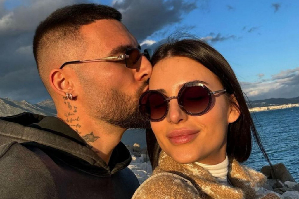 Anastasijina jelka je kao iz bajke: Ovakve boje i ukrase nema nijedna kuća u Sevilji (FOTO) Anastasijina jelka je kao iz bajke: Ovakve boje i ukrase nema nijedna kuća u Sevilji (FOTO)