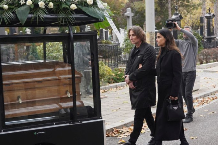 Na sahrani majke Željka Mitrovića pola estrade i predsednik Srbije: Željko i Milica slomljeni i nemi Na sahrani majke Željka Mitrovića pola estrade i predsednik Srbije: Željko i Milica slomljeni i nemi