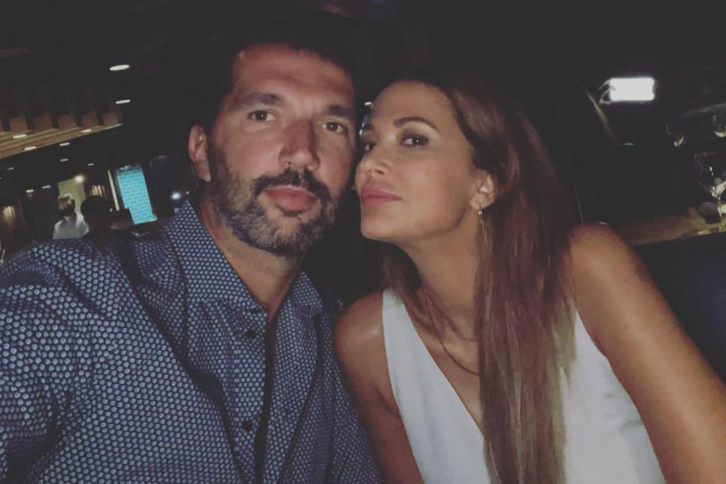 Otac presrećan, majka ne može da zadrži suze: Zbog najstarijeg sina Peđe Stojakovića na kućnu adresu stižu čestitke Otac presrećan, majka ne može da zadrži suze: Zbog najstarijeg sina Peđe Stojakovića na kućnu adresu stižu čestitke