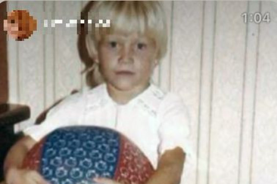 Kako se samo promenila! Devojčica sa fotografije konačno je zaljubljena, a pred beogradskom publikom samo u decembru pevaće 7 puta Kako se samo promenila! Devojčica sa fotografije konačno je zaljubljena, a pred beogradskom publikom samo u decembru pevaće 7 puta