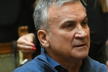 Vidno utučen, sa rukom u zavojima, Srđan Đoković stigao na komemoraciju prijatelju Vidno utučen, sa rukom u zavojima, Srđan Đoković stigao na komemoraciju prijatelju