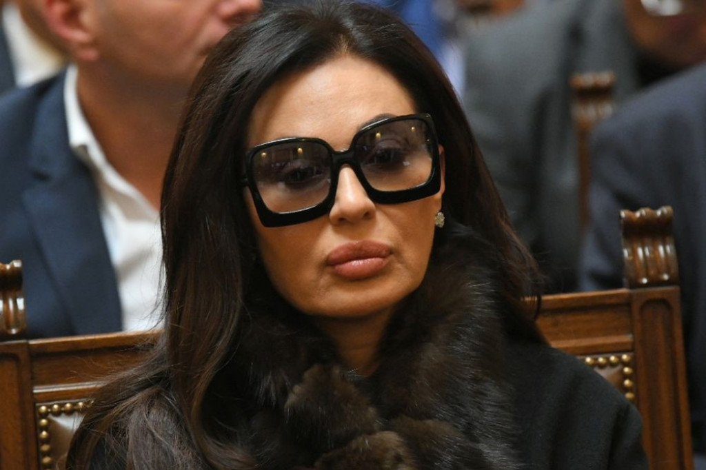 Dragi moji, teško mi je što moram ovo da podelim sa vama: Ceca se oglasila hitnim saopštenjem Dragi moji, teško mi je što moram ovo da podelim sa vama: Ceca se oglasila hitnim saopštenjem