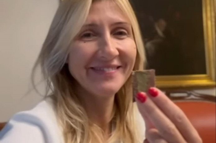 Katarina Bajec kod kuće pravi viralnu čokoladu: Tajna je u jednom sastojku, a sve je gotovo za 15 minuta Katarina Bajec kod kuće pravi viralnu čokoladu: Tajna je u jednom sastojku, a sve je gotovo za 15 minuta
