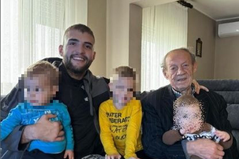 Veljko Ražnatović ispoštovao tradiciju, u zoru otišao po Badnjak: Bogdana ga ispratila kako dolikuje (FOTO) Veljko Ražnatović ispoštovao tradiciju, u zoru otišao po Badnjak: Bogdana ga ispratila kako dolikuje (FOTO)