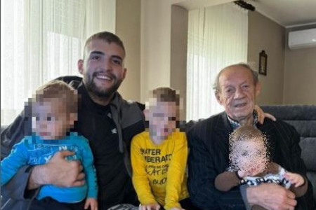 Veljko Ražnatović sa malim Željkom stigao u Žitorađu: Detalj iz porodične kuće podelio sa celim svetom Veljko Ražnatović sa malim Željkom stigao u Žitorađu: Detalj iz porodične kuće podelio sa celim svetom