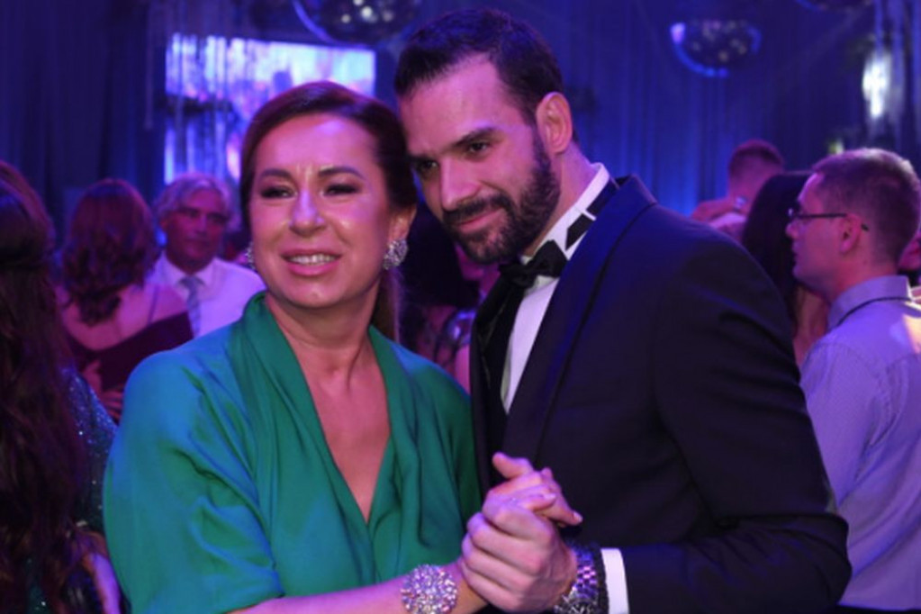 Svekrva Aleksandre Prijović u javnosti posle dužeg vremena: Zorica u izdanju koje obara sa nogu izgleda dve decenije mlađe Svekrva Aleksandre Prijović u javnosti posle dužeg vremena: Zorica u izdanju koje obara sa nogu izgleda dve decenije mlađe