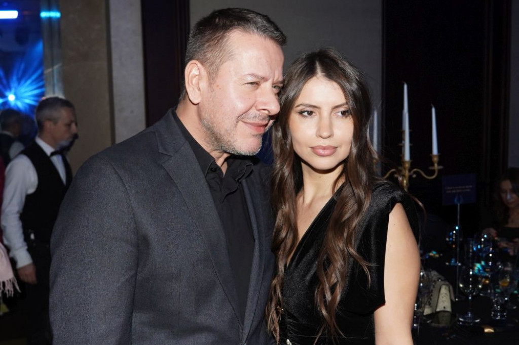 Trenutak nepažnje je bio dovoljan: Kamera zabeležila pravu istinu o braku Vlada Georgieva i lepe Milice Trenutak nepažnje je bio dovoljan: Kamera zabeležila pravu istinu o braku Vlada Georgieva i lepe Milice