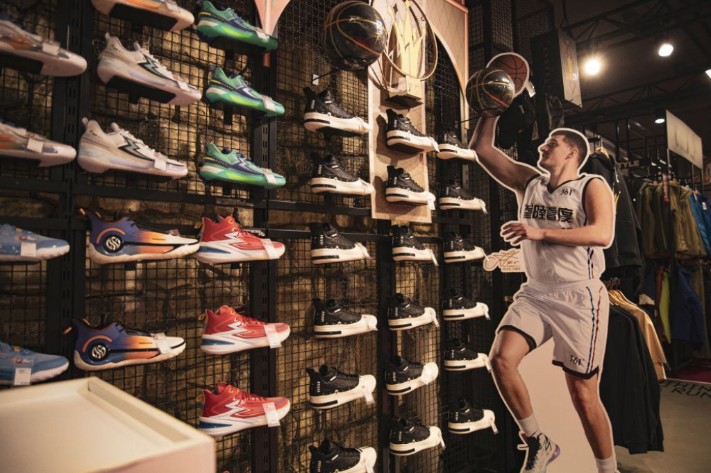 Evropska premijera Jokićevih patika: Model „Joker 1“ predstavljen domaćim fanovima u Đak Sportu Evropska premijera Jokićevih patika: Model „Joker 1“ predstavljen domaćim fanovima u Đak Sportu