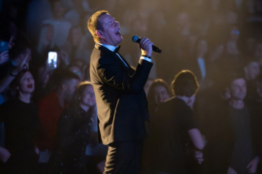 Ćerka Vlada Georgieva zvezda tatinog koncerta: Istrčala na binu i skočila mu u zagrljaj FOTO