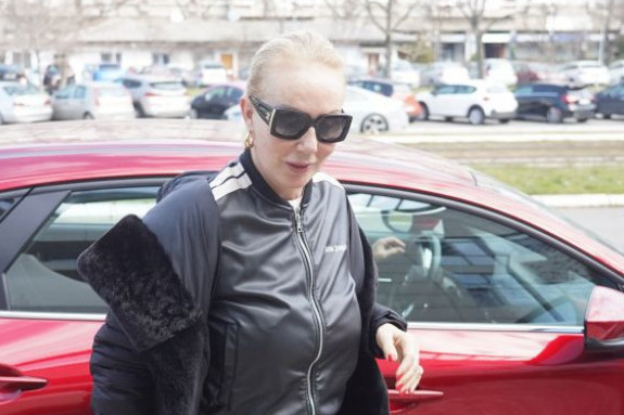 Brenin ortoped ne želi da ulepšava situaciju, zaplakala je: Tek sledeće godine moći će da... Brenin ortoped ne želi da ulepšava situaciju, zaplakala je: Tek sledeće godine moći će da...