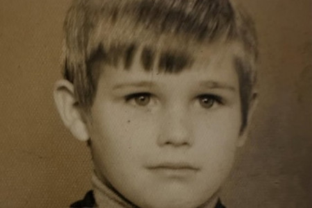 Zbog tragedije koju je doživeo plakala je cela Srbija, ali ljubav mu je vratila veru u život: Možete li da pogodite ko je dečak sa slike?