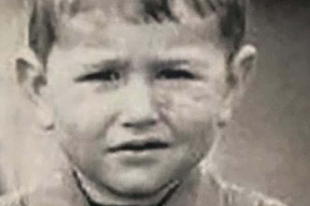 Živeo u đačkom domu, a stekao silno bogatstvo! Zbog njegovih pesama žene rone suze prepoznajete li dečaka sa fotografije? Živeo u đačkom domu, a stekao silno bogatstvo! Zbog njegovih pesama žene rone suze prepoznajete li dečaka sa fotografije?
