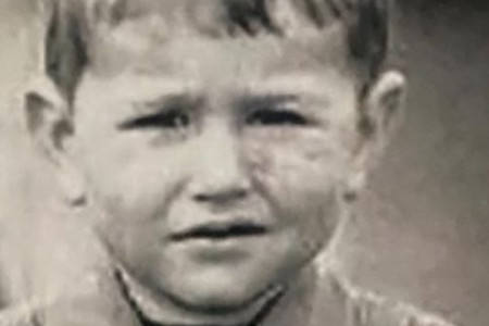 Živeo u đačkom domu, a stekao silno bogatstvo! Zbog njegovih pesama žene rone suze prepoznajete li dečaka sa fotografije? Živeo u đačkom domu, a stekao silno bogatstvo! Zbog njegovih pesama žene rone suze prepoznajete li dečaka sa fotografije?