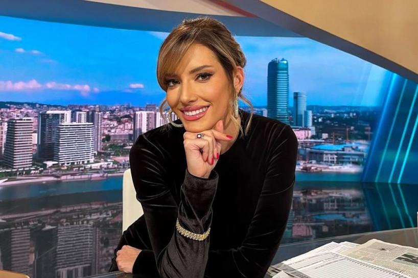 Jovana Joksimović sa naočarima za vid i bez trunke šminke: Niko je još nikada nije video u ovom izdanju (FOTO) Jovana Joksimović sa naočarima za vid i bez trunke šminke: Niko je još nikada nije video u ovom izdanju (FOTO)