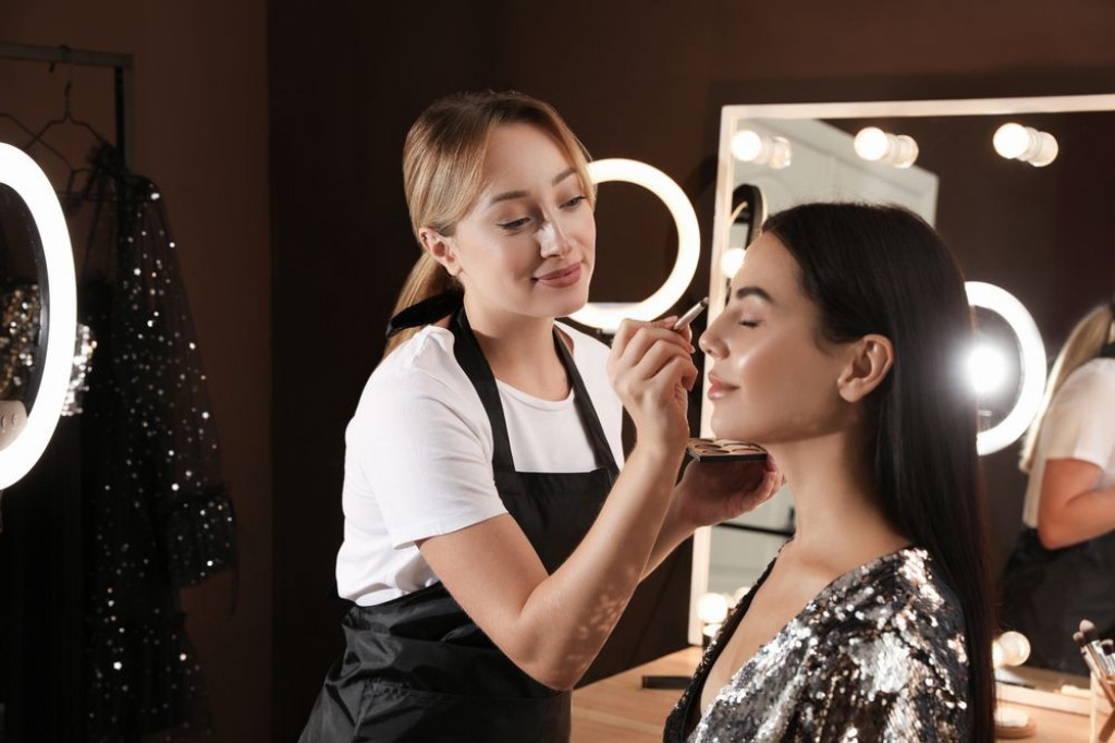 NAJLEPŠA NOVOGODIŠNJA ŠMINKA: Trik koji u sekundi ceo izgled diže na viši nivo i dodaje GLAM EFEKAT NAJLEPŠA NOVOGODIŠNJA ŠMINKA: Trik koji u sekundi ceo izgled diže na viši nivo i dodaje GLAM EFEKAT