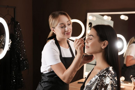 NAJLEPŠA NOVOGODIŠNJA ŠMINKA: Trik koji u sekundi ceo izgled diže na viši nivo i dodaje GLAM EFEKAT NAJLEPŠA NOVOGODIŠNJA ŠMINKA: Trik koji u sekundi ceo izgled diže na viši nivo i dodaje GLAM EFEKAT