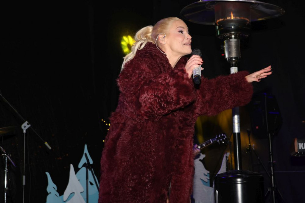 Bunda Nataše Bekvalac drugačija od svih: Boja je hit, ali dužina je diskutabilna Bunda Nataše Bekvalac drugačija od svih: Boja je hit, ali dužina je diskutabilna
