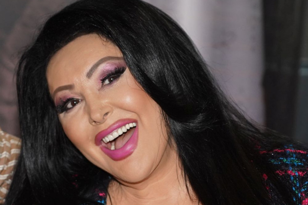 Gde je Toni bio? Dragana Mirković obeležila rođendan u šatoru i sa napitkom od dvadesetčetvorokaratnog zlata Gde je Toni bio? Dragana Mirković obeležila rođendan u šatoru i sa napitkom od dvadesetčetvorokaratnog zlata
