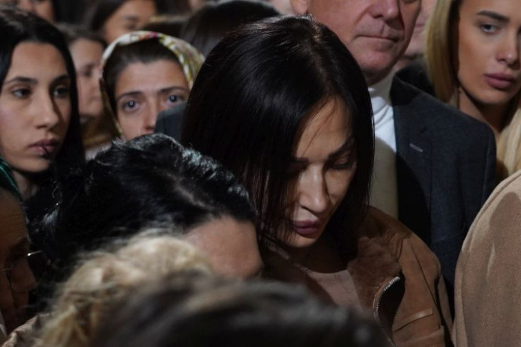 Ceca Ražnatović potpuno sama na ponoćnoj liturgiji u Hramu Svetog Save: Od Bogdane i Veljka ni traga Ceca Ražnatović potpuno sama na ponoćnoj liturgiji u Hramu Svetog Save: Od Bogdane i Veljka ni traga