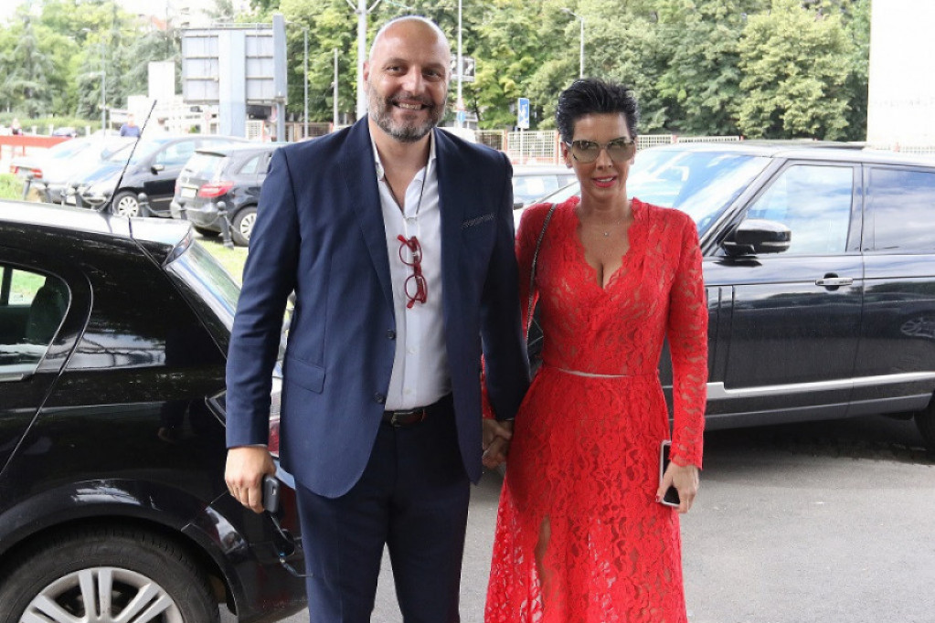 Sve, sve ali ovo niko ne bi rekao: Sale puni 58, a iznenadiće vas koliko godina ima njegova Seka Sve, sve ali ovo niko ne bi rekao: Sale puni 58, a iznenadiće vas koliko godina ima njegova Seka