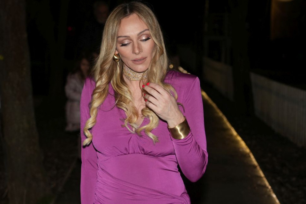 Gagija nisam pozvala zbog mame: Anabela preplakala svoj 50. rođendan Gagija nisam pozvala zbog mame: Anabela preplakala svoj 50. rođendan