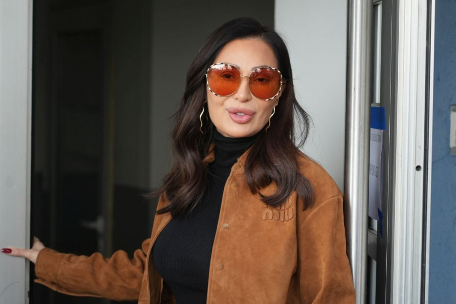 U trendu, ali vizuelno skraćuju noge: Svi komentarišu čizme Cece Ražnatović (FOTO) U trendu, ali vizuelno skraćuju noge: Svi komentarišu čizme Cece Ražnatović (FOTO)