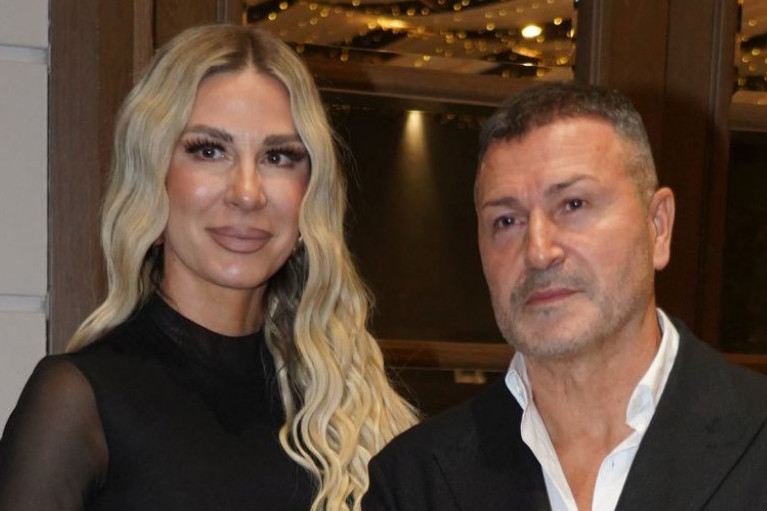 Promenio imidž i oduševio sve: Adriano Đogani prvi put sa roditeljima u javnosti Promenio imidž i oduševio sve: Adriano Đogani prvi put sa roditeljima u javnosti