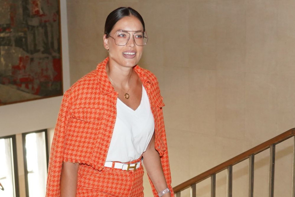 Rodila četvoro dece, a izgleda besprekorno: Ova vežba je tajna Mirkinog izgleda Rodila četvoro dece, a izgleda besprekorno: Ova vežba je tajna Mirkinog izgleda