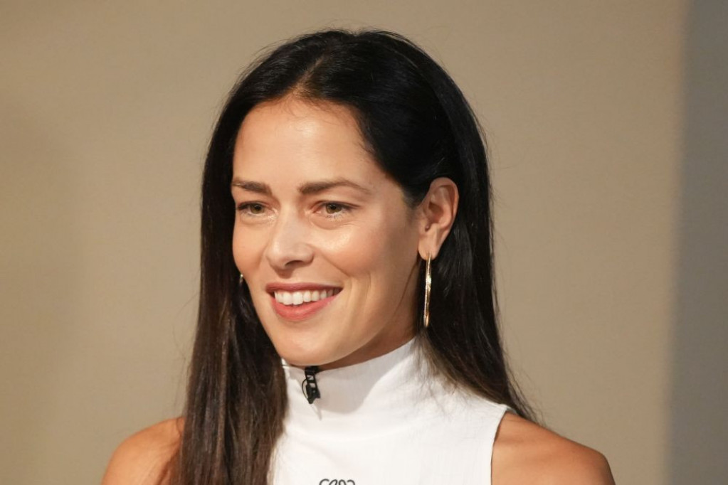 U nju staju samo dve stvari, a košta čak 1.500 evra: Ana Ivanović ima omiljenu torbu ovog leta U nju staju samo dve stvari, a košta čak 1.500 evra: Ana Ivanović ima omiljenu torbu ovog leta