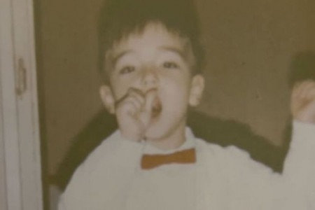 Žene su ludele za njim, ređao je hitove, ljubio koleginicu, a onda nestao iz javnosti: Prepoznajete li pevača sa fotografije? Žene su ludele za njim, ređao je hitove, ljubio koleginicu, a onda nestao iz javnosti: Prepoznajete li pevača sa fotografije?