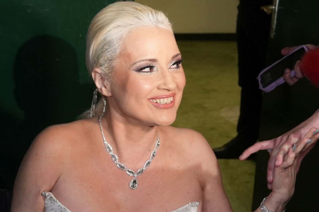 Sin joj ima punih 28, a iznenadiće vas koliko godina je napunila Maja Nikolić Sin joj ima punih 28, a iznenadiće vas koliko godina je napunila Maja Nikolić