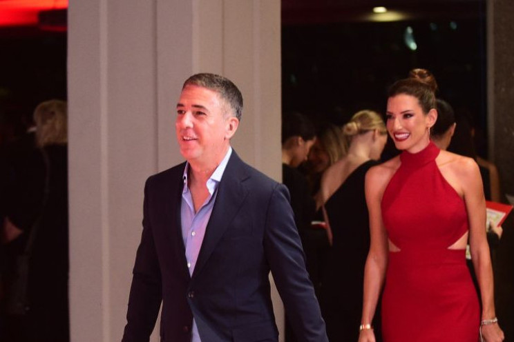 Jovana Joksimović u najglamuroznijoj hajini ikada: Boja trendi, stoji joj savršeno, a torbica je tek pravi hit Jovana Joksimović u najglamuroznijoj hajini ikada: Boja trendi, stoji joj savršeno, a torbica je tek pravi hit