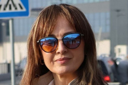 Kaput Aleksandre Radović izgleda luksuzno i sofisticirano: Stil diže na viši nivo, a ide baš uz sve FOTO Kaput Aleksandre Radović izgleda luksuzno i sofisticirano: Stil diže na viši nivo, a ide baš uz sve FOTO