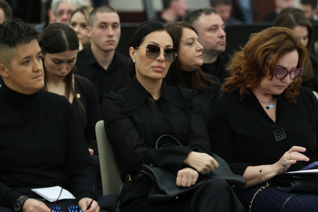 U prvom redu, savladana emocijama: Ceca na komemoraciji Saši Popoviću U prvom redu, savladana emocijama: Ceca na komemoraciji Saši Popoviću