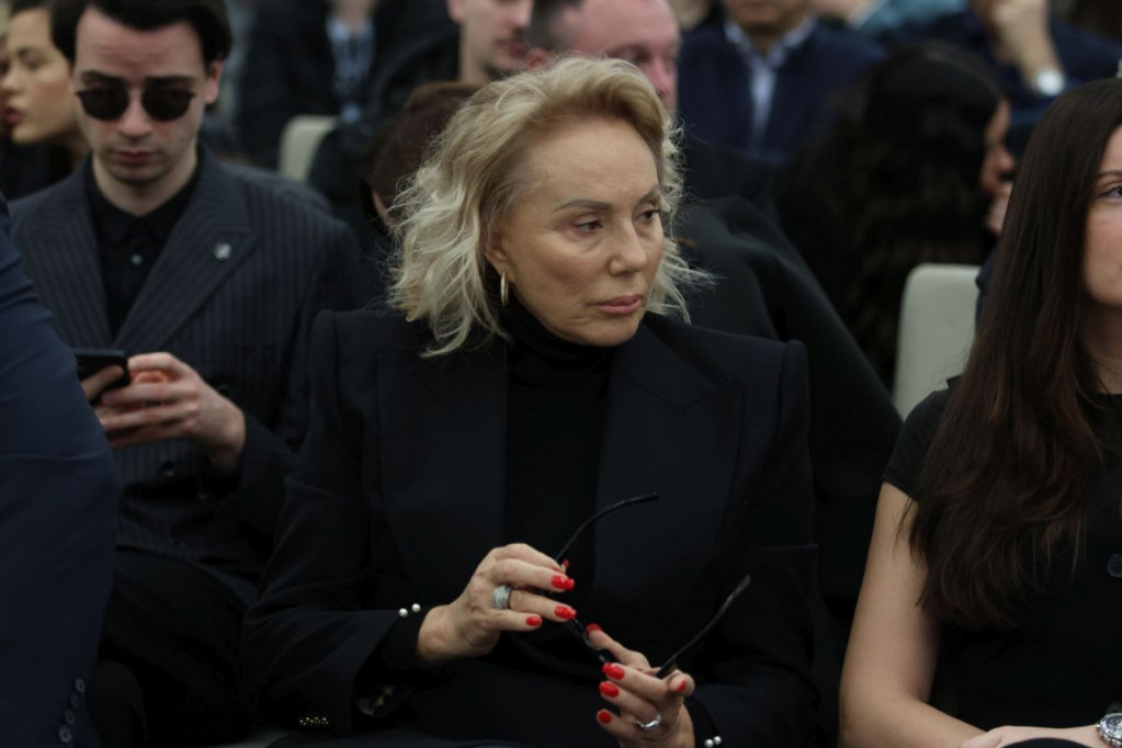 Lepa Brena slomljena na komemoraciji Popoviću, Boba je uz nju: Poslednji pozdrav kumu i prijatelju Lepa Brena slomljena na komemoraciji Popoviću, Boba je uz nju: Poslednji pozdrav kumu i prijatelju