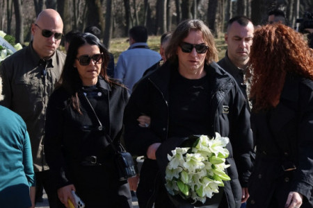 Milica i Željko Mitrović na sahranu Saše Popovića stigli sa svitom obezbeđenja FOTO