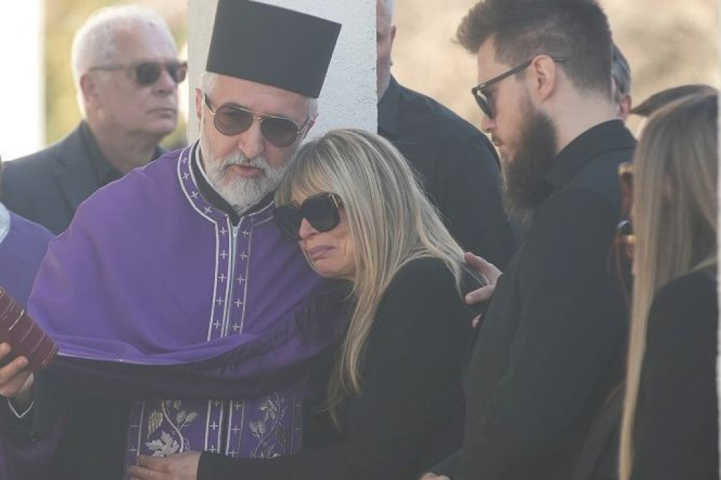 Svirci moji valja poći jer sve ima kraj: Poslednje zbogom Saši Popoviću SVE FOTOGRAFIJE Svirci moji valja poći jer sve ima kraj: Poslednje zbogom Saši Popoviću SVE FOTOGRAFIJE