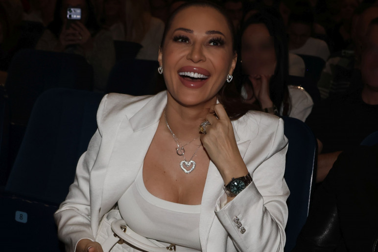 Kažu da patike ove boje nisu hit proleća, ali Ceca ih je odlično uklopila Kažu da patike ove boje nisu hit proleća, ali Ceca ih je odlično uklopila