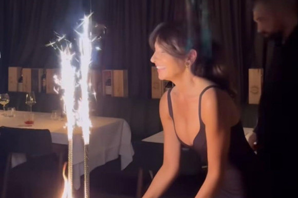 Niko do sada ovako nije proslavio 51. rođendan: Sanja Marinković u šestu deceniju ušla u velikom stilu Niko do sada ovako nije proslavio 51. rođendan: Sanja Marinković u šestu deceniju ušla u velikom stilu