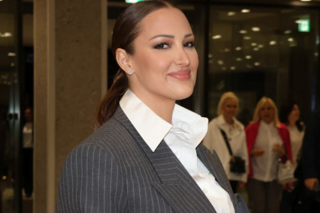 Sako je lep, ali cipele su čisto savršenstvo: Prija u najmodernijim mokasinama koje smo videli Sako je lep, ali cipele su čisto savršenstvo: Prija u najmodernijim mokasinama koje smo videli