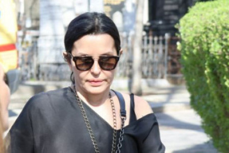 Elena Karaman sa sinom na sahrani bivše svekrve Hafe: Uvek si bila na ženskoj strani Elena Karaman sa sinom na sahrani bivše svekrve Hafe: Uvek si bila na ženskoj strani