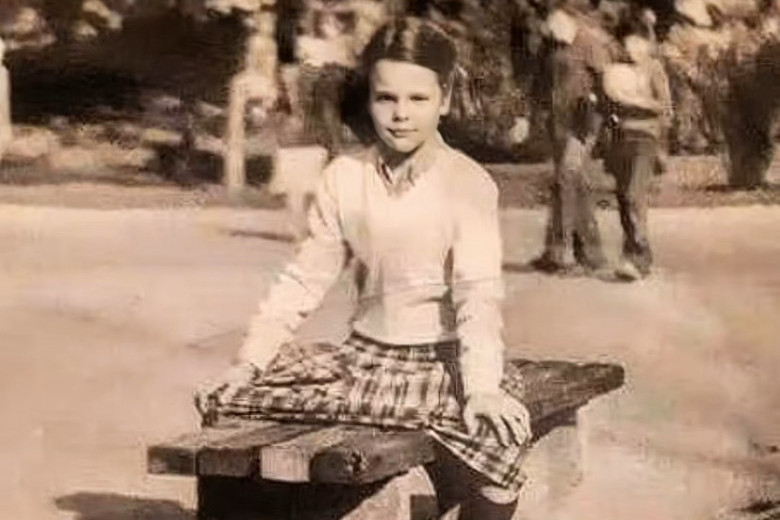 Glumica sa slike nosi posebno ime! Dva puta se udavala, a za njenim mlađim sinom devojke lude Glumica sa slike nosi posebno ime! Dva puta se udavala, a za njenim mlađim sinom devojke lude