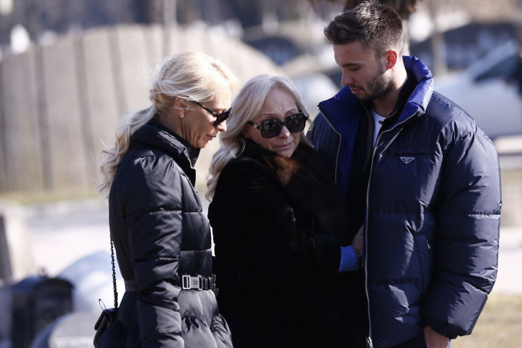 Goca Šaulić u strahu za unuka i njegovu porodicu: Ne puštaju ih da se vrate u stan Goca Šaulić u strahu za unuka i njegovu porodicu: Ne puštaju ih da se vrate u stan