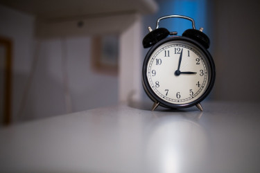 Večeras se pomera sat: Evo kako to utiče na naš organizam i kome može najteže pasti