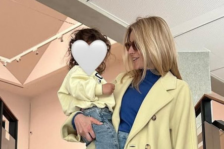 Trendseterka od malih nogu: Čarna Žugić nosi patike savršene za proleće, nose se i uz haljinu i uz džins FOTO Trendseterka od malih nogu: Čarna Žugić nosi patike savršene za proleće, nose se i uz haljinu i uz džins FOTO