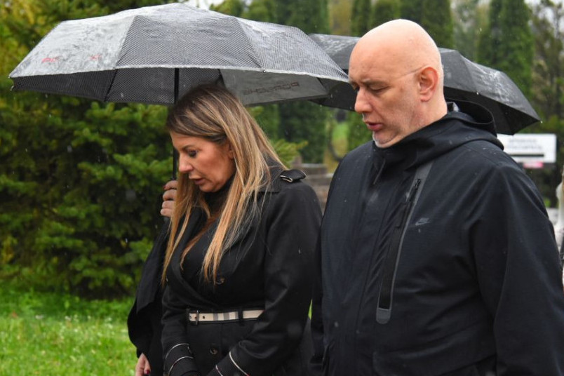 Zbogom voljeni moj Vladice: Viki Miljković sa sinom i mužem brata ispratila na večni počinak FOTO
