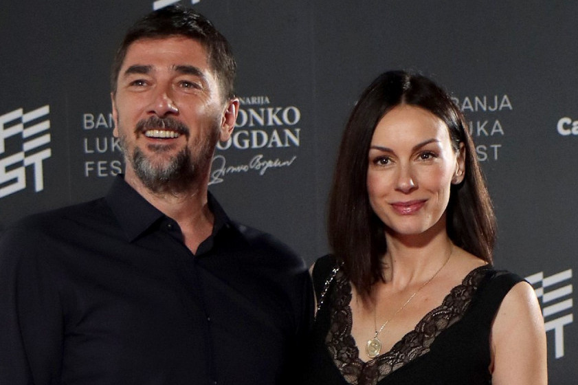 Veliko slavlje u domu Slobode i Vojina: Glumica se oglasila u predivnom raspoloženju FOTO Veliko slavlje u domu Slobode i Vojina: Glumica se oglasila u predivnom raspoloženju FOTO